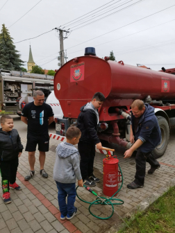Érdeklődő gyerekek a lajoskomáromi szer mellett