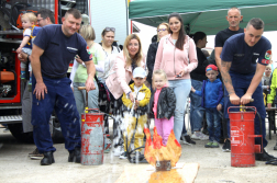 A gyerekek a vízsugárral célbalövést gyakorolják