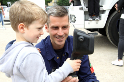 Felnőtt és gyermek a hőkamerát nézi