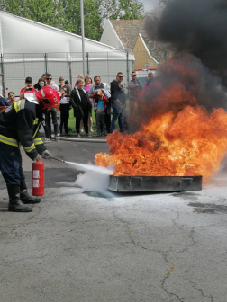Tálcatüzet oltanak a tűzoltók a bemutatón