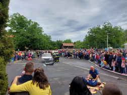 Tűzoltóbemutató a laktanyaudvaron