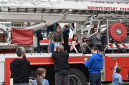 Gyerekek a magasból mentőn