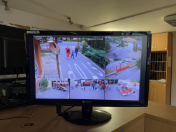 A térfigyelőkamerák képe a monitoron a laktanya udvarát, a látogatókat mutatja