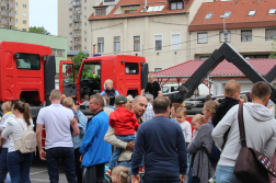 Érdeklődő tömeg a laktanyaudvaron