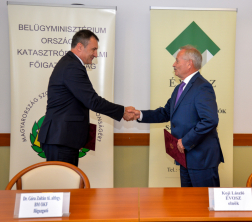A BM OKF főigazgatója és az ÉVOSZ elnöke kezet ráz az aláírás után.