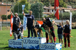 A dobogó, rajta az első három helyezett kutyával és vezetőjükkel