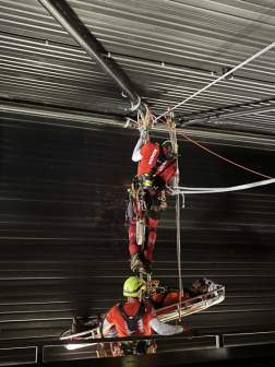 Bajba jutott pályamunkás mentése az ingajárati hullámvasút alagútjában