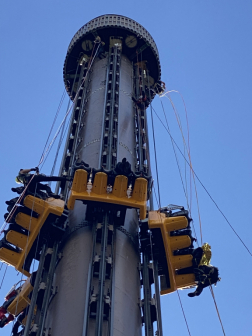 Közeli kép a szabadeső torony gondoláiról és a kiépített kötélpályáról