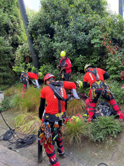 A hunorosok a felszerelést készítik elő