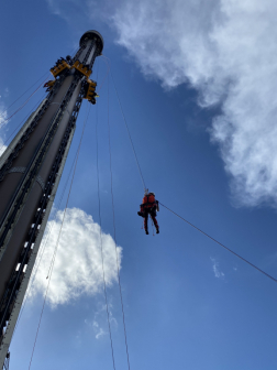 Látogató mentése a szabadeső toronyból kötélpályán, beülővel