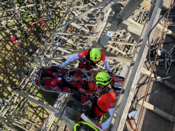 Sérült mentése a faszerkezetű hullámvasútról