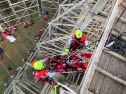 Sérült mentése a faszerkezetű hullámvasútról