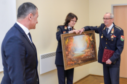A képen balra az országos katasztrófavédelmi főigazgató, középen a személyzeti főosztály vezetője, kezében egy festménnyel, jobbra Vass Gyula