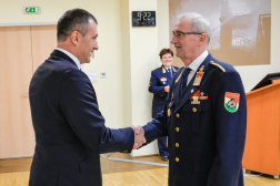 A képen balról jobbra: az országos katasztrófavédelmi főigazgató, Vass Gyula ezredes, középen a háttérben az országos humánszolgálat-vezető