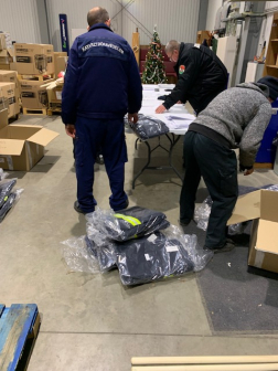 A központi raktárban készítik össze az önkénteseknek, önkormányzati tűzoltóságoknak ítélt eszközöket