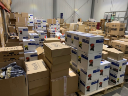 	Dobozokban az eszközök a katasztrófavédelem raktárában