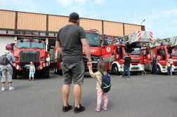 Nyitott szertárkapuk