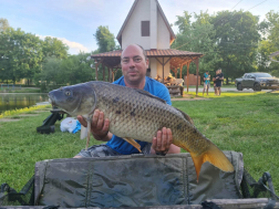 Nagy hangsúlyt helyeztek a kifogott halak kíméletes kezelésére.