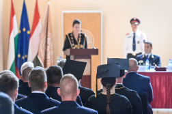 résztvevők hátulról