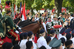 A Szent Korona másolata és a történelmi zászlók előtt zajlott az eskütétel