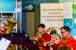 Az átadás pillanatai