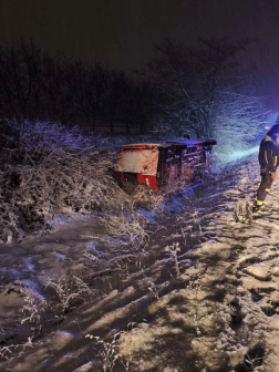 Árokba borult egy kisbusz