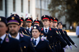 Esküt tettek a fiatal tisztek