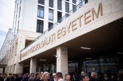 A megnyitó pillanatai