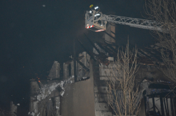 Teljesen leégett tető, magasból mentőben érkező tűzoltók