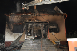 Kiégett ház magasból mentővel