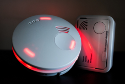 Szén-monoxid-érzékelő közeli felvételen