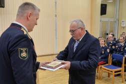 A főigazgató-helyettes elismerést ad át