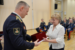 A főigazgató-helyettes elismerést ad át