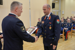 A főigazgató-helyettes elismerést ad át