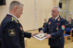 A főigazgató-helyettes elismerést ad át