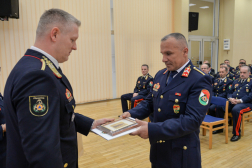 A főigazgató-helyettes elismerést ad át