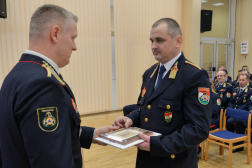 A főigazgató-helyettes elismerést ad át