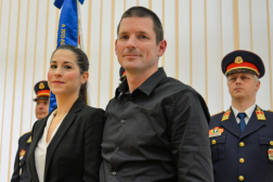 Elismerésben részesült kolléga és partnere boldogan mosolyognak a kamerába