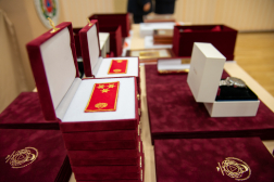 Tiszti vállapok és karóra előkészítve a rendezvényre