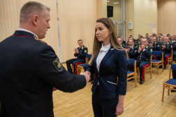 A főigazgató-helyettes első tiszti kinevezést ad át