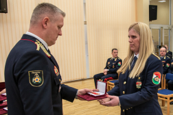 A főigazgató-helyettes első tiszti kinevezést ad át