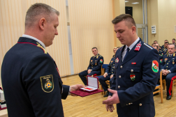 A főigazgató-helyettes első tiszti kinevezést ad át