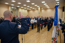 	Esküt tesznek az első tisztek