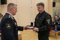 A főigazgató-helyettes első tiszti kinevezést ad át