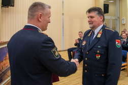 A főigazgató-helyettes első tiszti kinevezést ad át