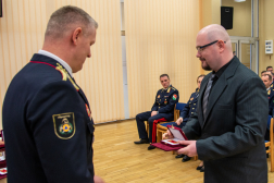 A főigazgató-helyettes első tiszti kinevezést ad át