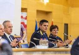 Elöljárók a vezetői asztalnál - balra Kontrát Károly, jobbra a BM OKF humánszolgálat-vezetője