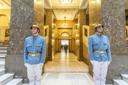 A  márványterembe vezető átjáró két oldalán posztoló, régi tűzoltóruhát viselő kollégák