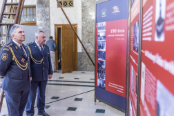 A magyar tűzoltóság százötven éves történetét bemutató kiállítást megtekintő tisztek