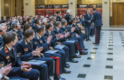 Az országos katasztrófavédelmi főigazgató emlékbankjegyet ad át Pintér Sándor belügyminiszternek